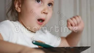 孩子用勺子汤吃饭。 午餐结束一个小女孩坐在家里做饭和吃饭的桌子上的肖像。